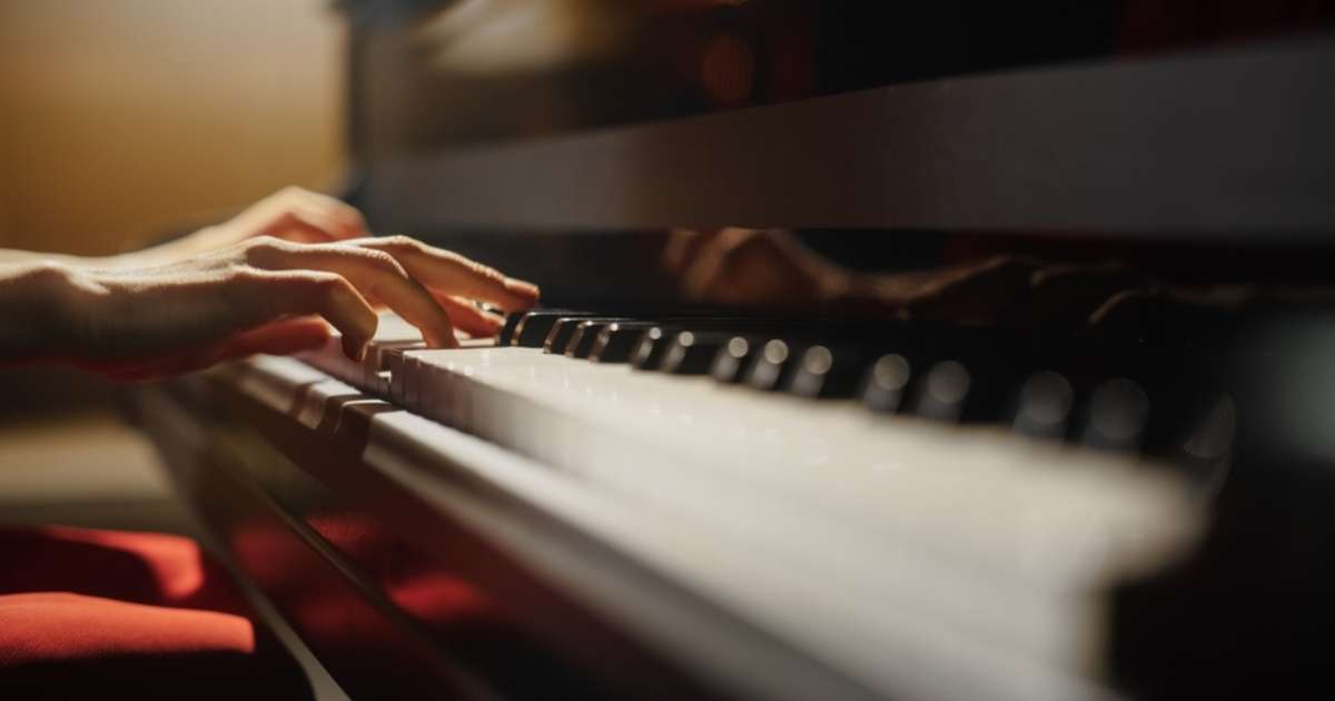 Customer playing the piano before a relocation.